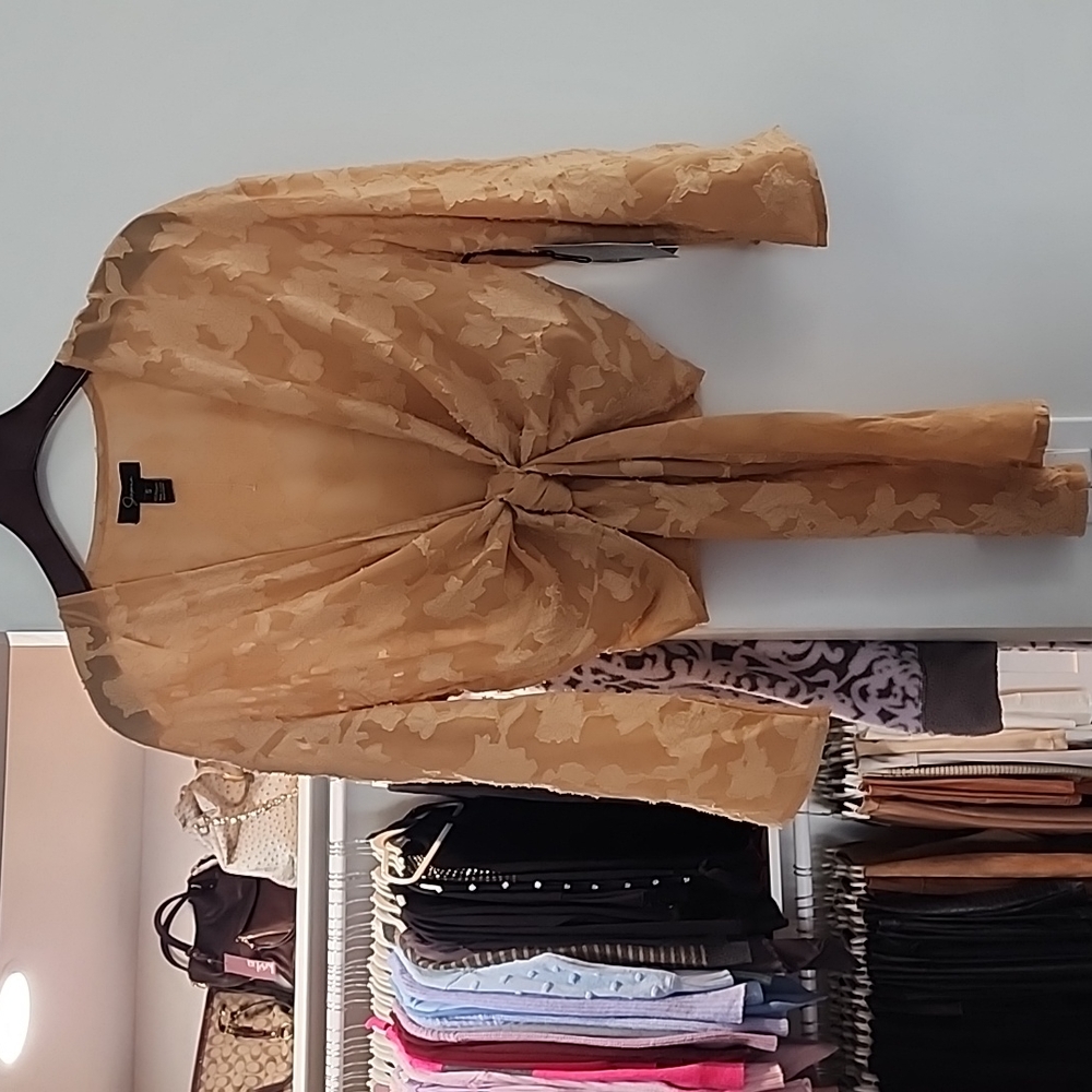 Beautiful blouse that ties in the front